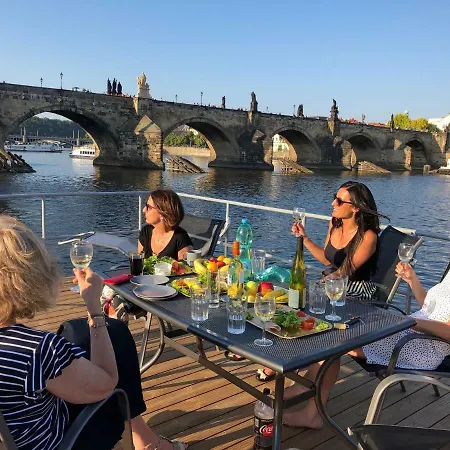 Úszó hotel Housboat Bonansa - A Unique Experience In