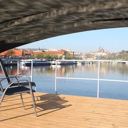 Úszó hotel Housboat Bonansa - A Unique Experience In