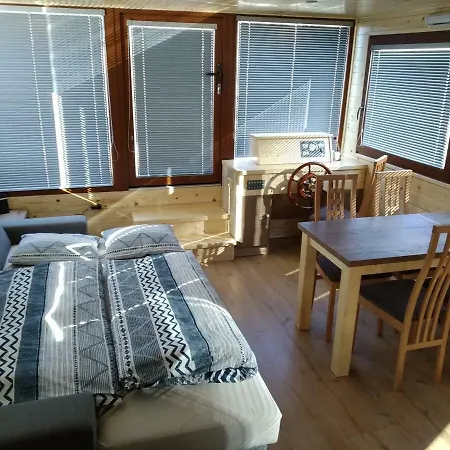 Housboat Bonansa - A Unique Experience In *