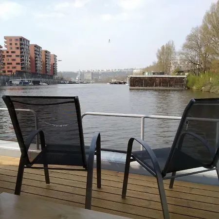 Housboat Bonansa - A Unique Experience In Botel *