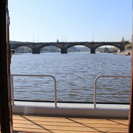 Housboat Bonansa - A Unique Experience In Botel Prague
